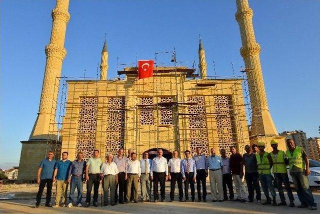 Akdeniz Üniversitesi Cami’ne Son Taş Vali Karaloğlu’ndan