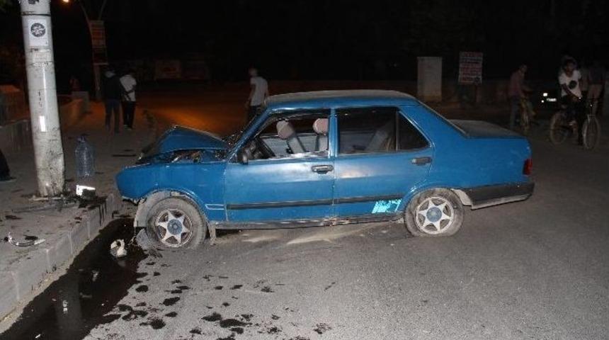 Otomobil Direğe &Ccedil;arptı: 4 Yaralı