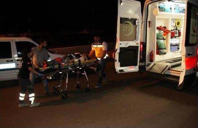 Otomobil Direğe &Ccedil;arptı: 4 Yaralı 1