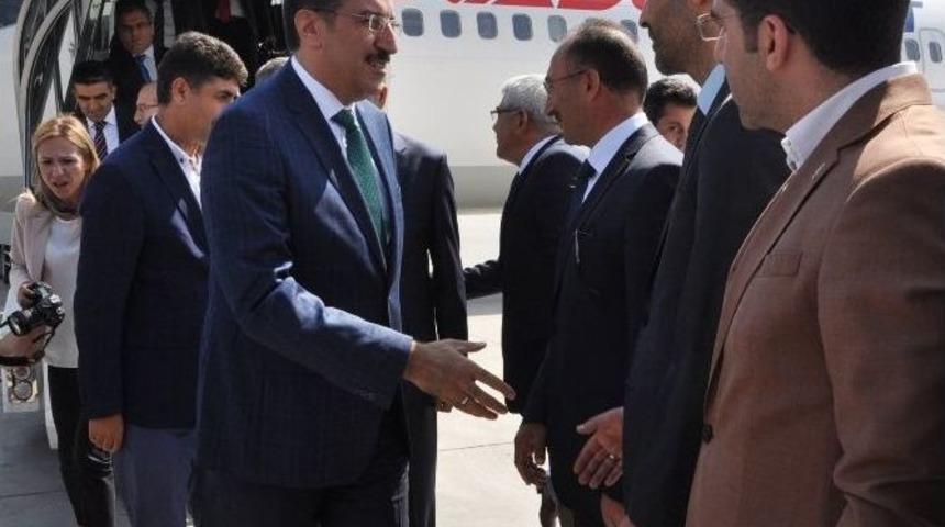 Bakan T&uuml;fenkci, Kars&rsquo;ta İkinci El Ara&ccedil; Satış D&uuml;zenlemesiyle İlgili A&ccedil;ıklamalarda Bulundu