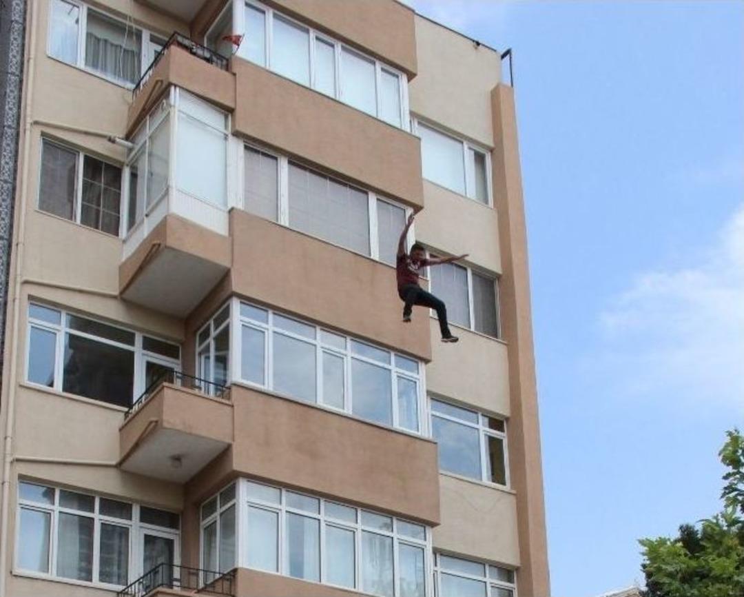 Onlarca Kişinin G&ouml;z&uuml; &Ouml;n&uuml;nde 5.kattan B&ouml;yle Atladı