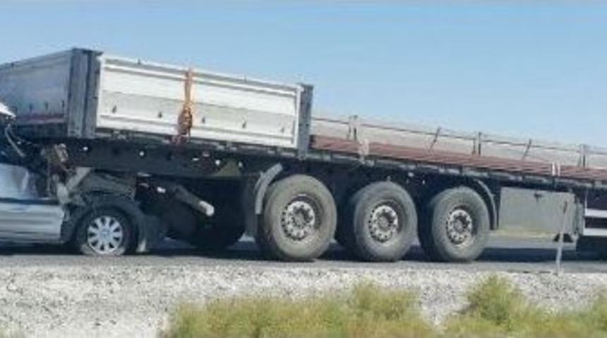 Hafif Ticari Ara&ccedil; Tır&rsquo;ın Altına Girdi: 1 Yaralı