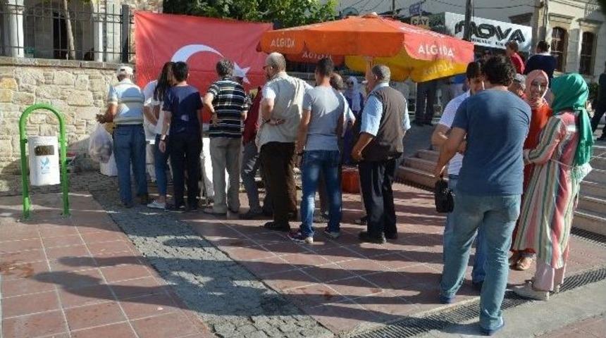 Aliağa&rsquo;da, Ak Partili Kadınlardan Şehitler İ&ccedil;in Lokma D&ouml;kt&uuml;rd&uuml;