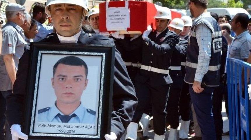 Baba, Şehit Oğlunun Tabutuna Sarılarak Sela Okudu