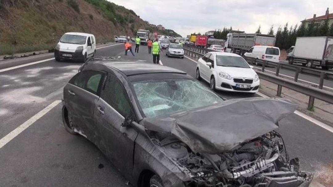 Tem Otoyolunda İki Otomobil &Ccedil;arpıştı: 3 Yaralı