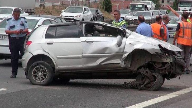 Tem Otoyolunda İki Otomobil Çarpıştı: 3 Yaralı G3