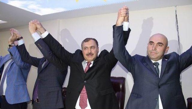 Bakan Eroğlu, Ak Parti’ye Katılanlara Rozet Taktı