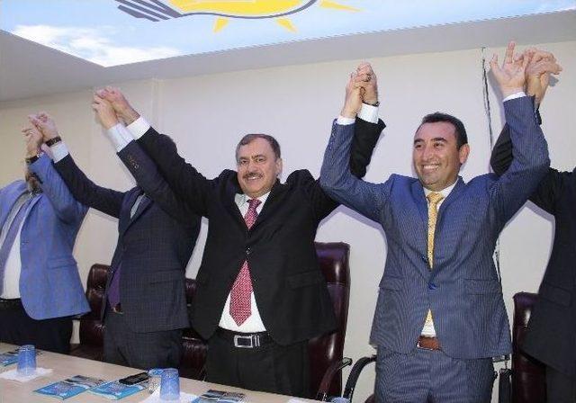 Bakan Eroğlu, Ak Parti’ye Katılanlara Rozet Taktı