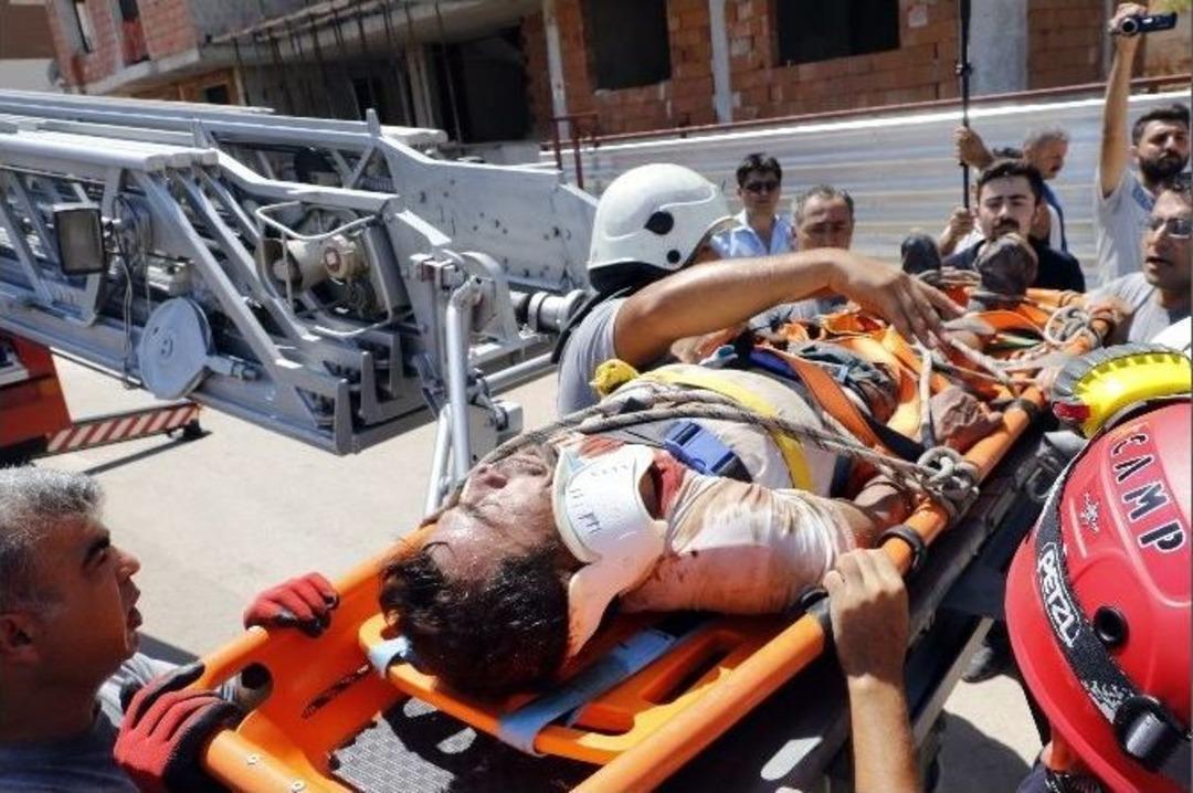 Paralarını Alamadıkları İ&ccedil;in &Ccedil;aktıkları Kalıbı S&ouml;kmeye &Ccedil;alışan İş&ccedil;iler G&ouml;&ccedil;&uuml;k Altında Kaldı