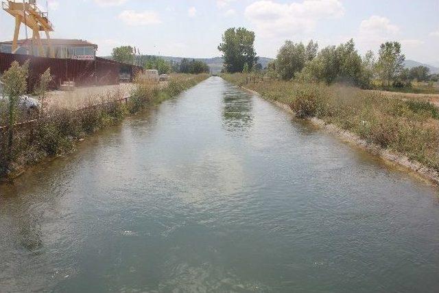 Serinlemek İçin Kanala Giren Çocuk Boğuldu