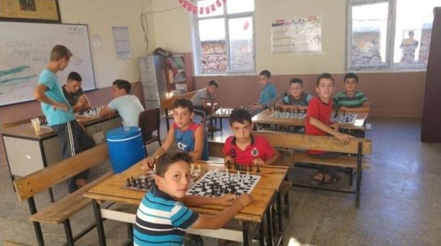 Karakuyu Mahallesinde Satran&ccedil; Kursu