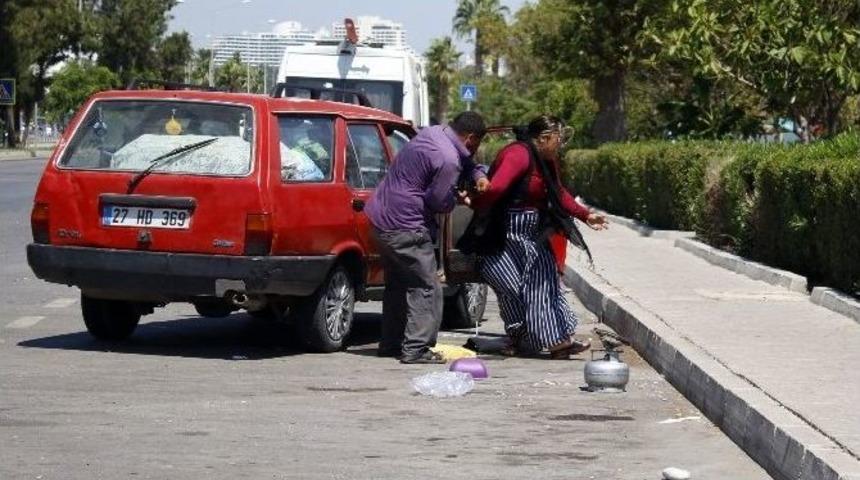 Yol Ortasında Karısını D&ouml;vd&uuml;