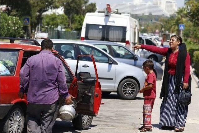 Yol Ortasında Karısını Dövdü