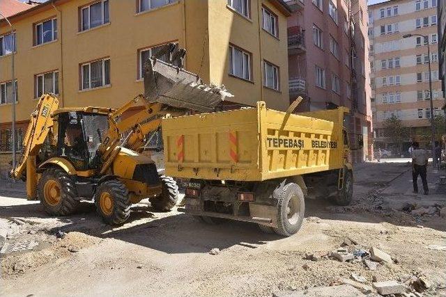 Tepebaşı’nda Sokak Yenileme Çalışmaları Tüm Hızıyla Devam Ediyor