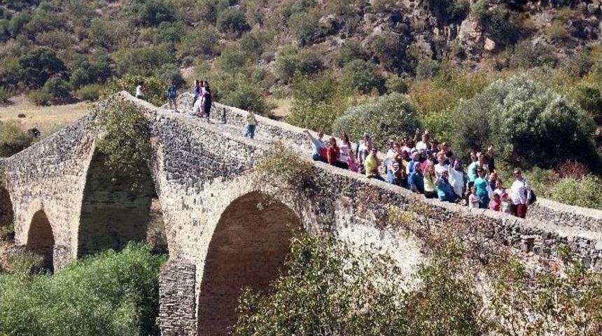 Salihlinin Tarihi Ve K&uuml;lt&uuml;rel Yerleri, Manisalı Kadınları B&uuml;y&uuml;ledi