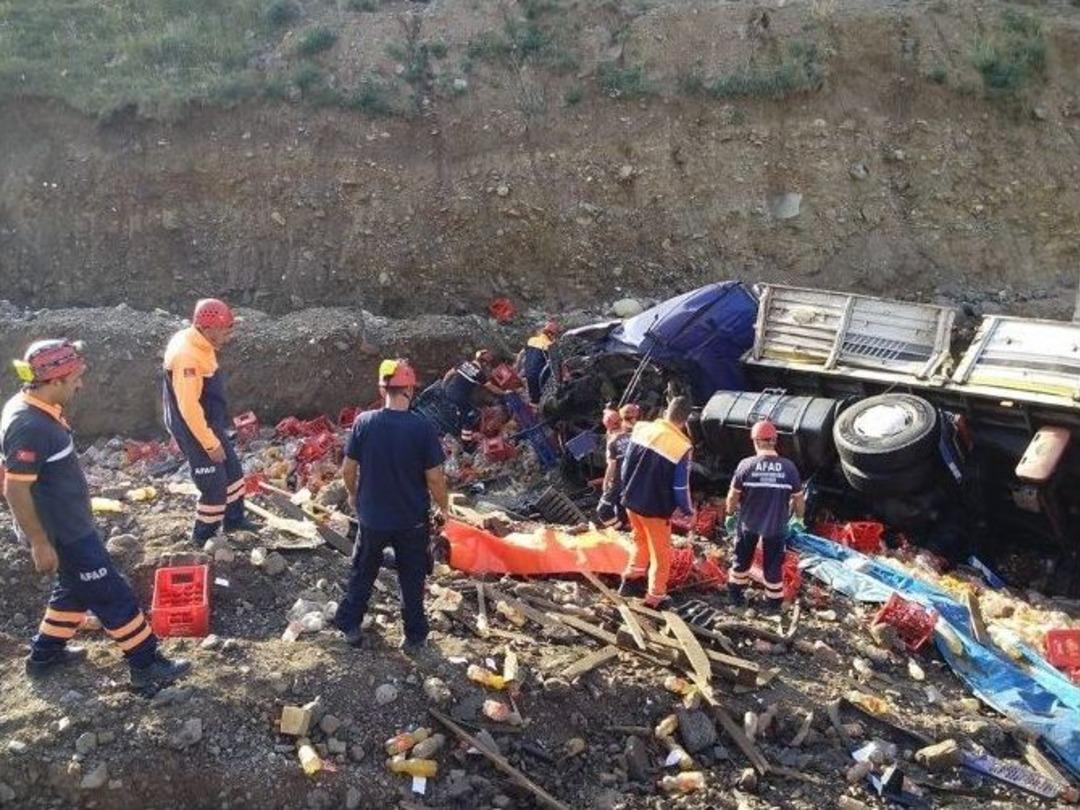 Erzurum&rsquo;da Tır Şarampole Devrildi: 1 &Ouml;l&uuml;