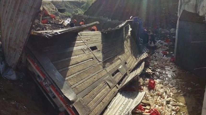 Tır Şarampole U&ccedil;tu, Meşrubatlar Dereye Sa&ccedil;ıldı