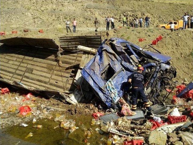 Erzurum’da Tır Şarampole Devrildi: 1 Ölü