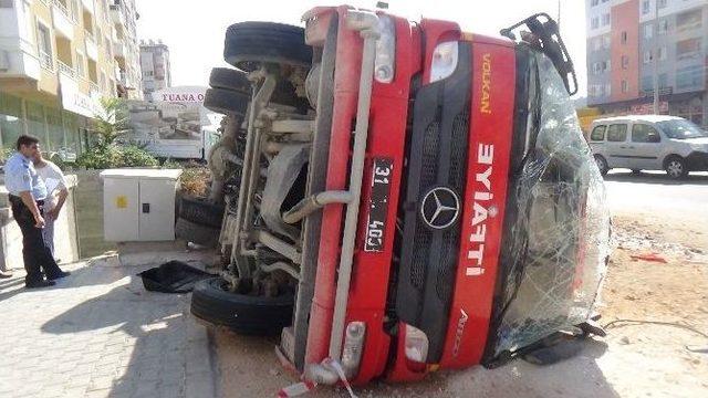 Hatay’da Yangına Giden İtfaiye Aracı Devrildi: 1 Yaralı