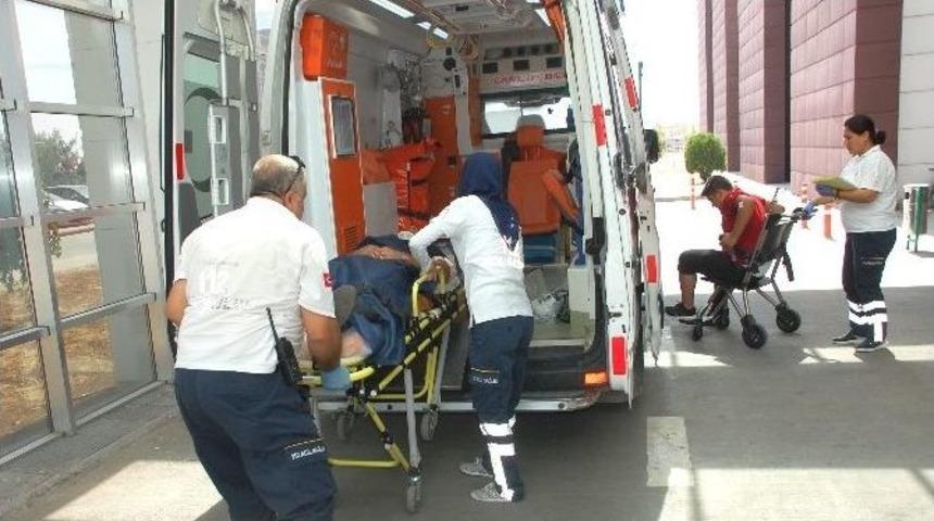 Adıyaman&rsquo;da 2 Otomobil &Ccedil;arpıştı: 5 Yaralı