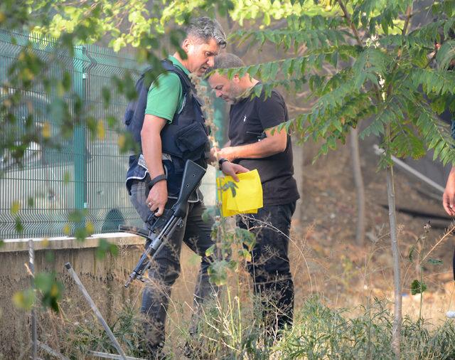 Evini yakıp, etrafa ateş açtı