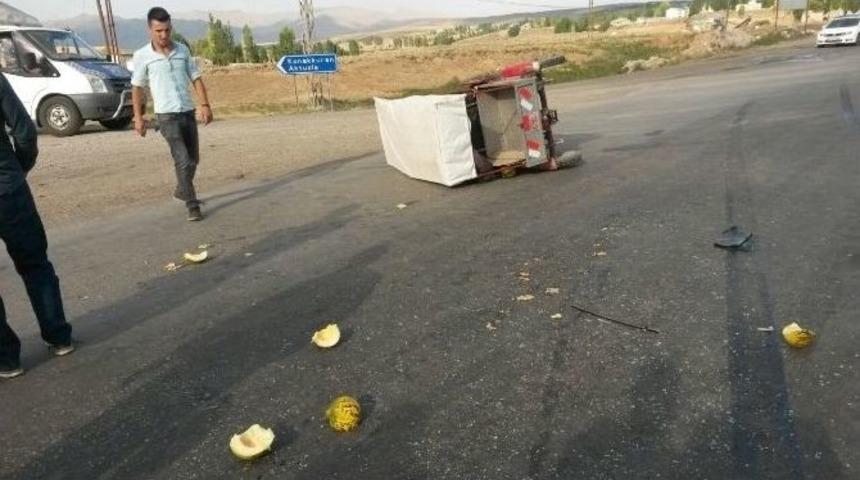 Demokrasi N&ouml;betine Katılan Engelli Gence Araba &Ccedil;arptı