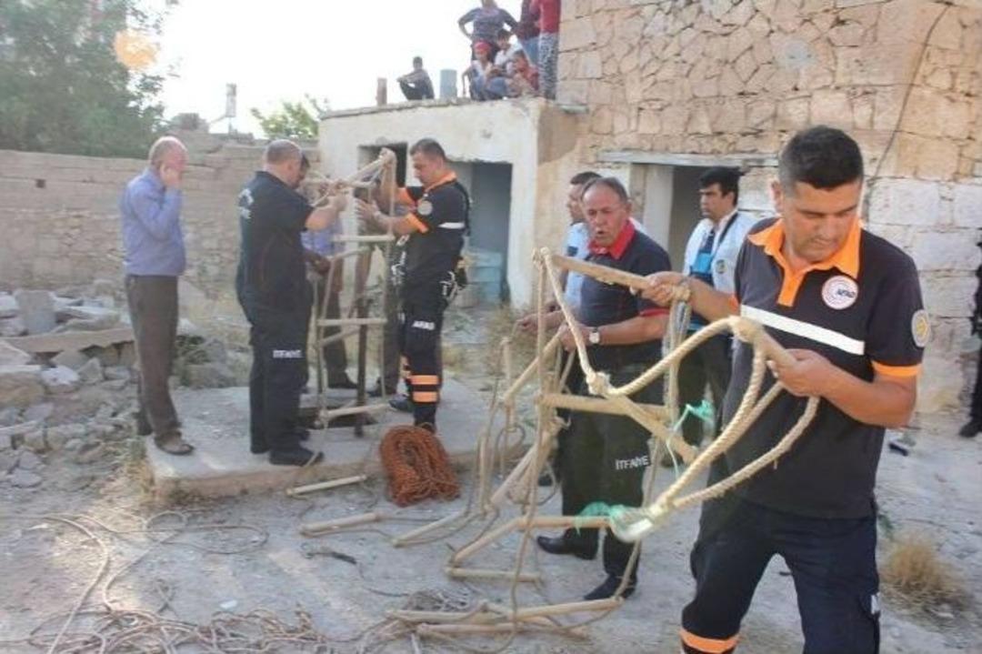 Kuyuya D&uuml;şen &Ccedil;ocuğu İtfaiye Kurtardı