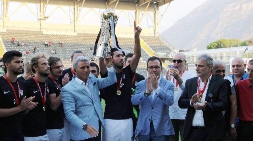 Manisaspor Şampiyonluk Kupasını Kaldırdı