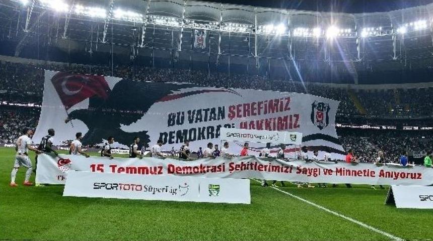 Beşiktaşlı Taraftarlardan Koreografi Şov