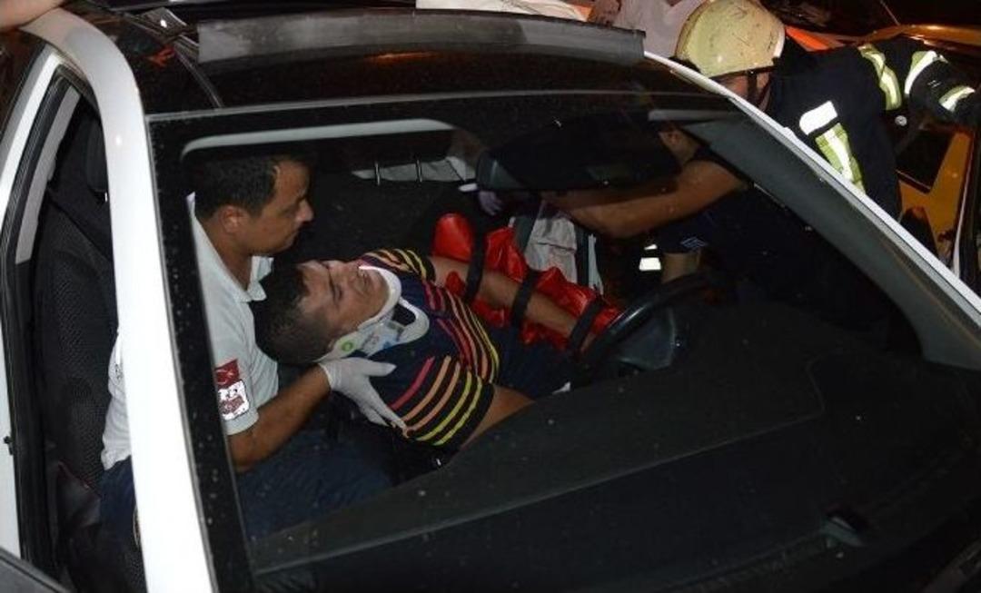 Manisa&rsquo;da İki Otomobil &Ccedil;arpıştı 1&rsquo;i &Ccedil;ocuk 1&rsquo;i Hamile 4 Yaralı