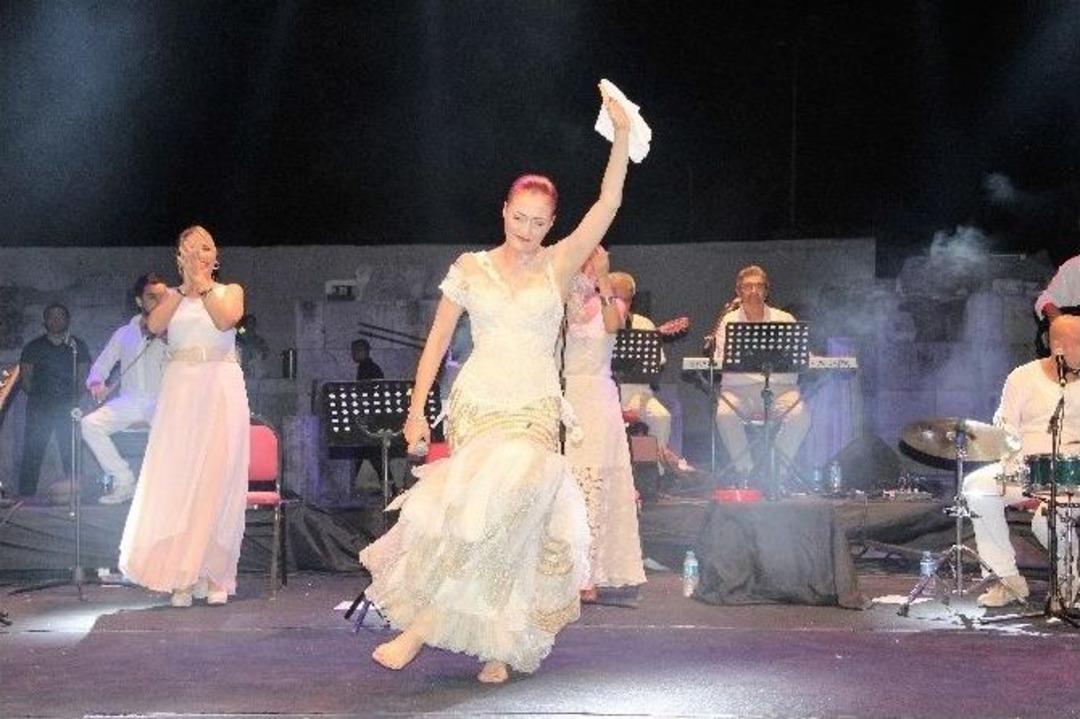 Candan Er&ccedil;etin Ve Kardeş T&uuml;rk&uuml;ler Aynı Sahnede