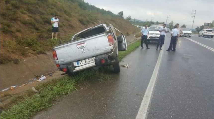 Islak Yolda Takla Atan Kamyonet Su Kanalına U&ccedil;tu: 1 Yaralı