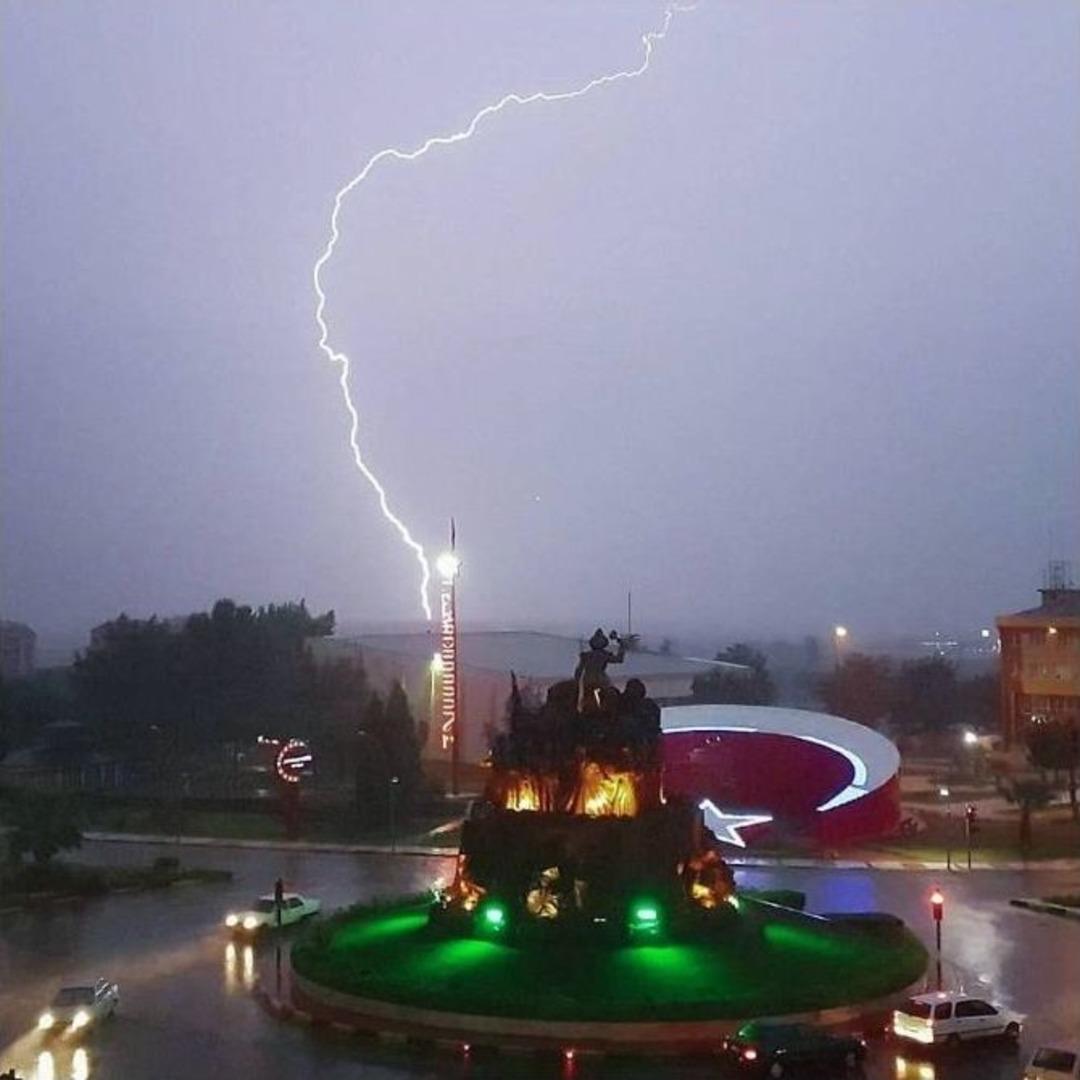 &Uuml;z&uuml;mc&uuml;y&uuml; Yağmur Vurdu