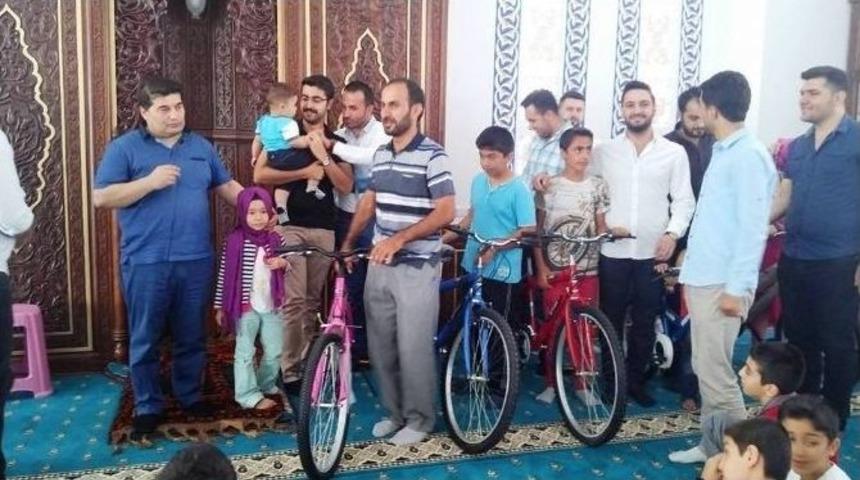 Kur&rsquo;an-ı Kerim &Ouml;ğrenen &Ouml;ğrencilere Bisiklet Hediye Edildi