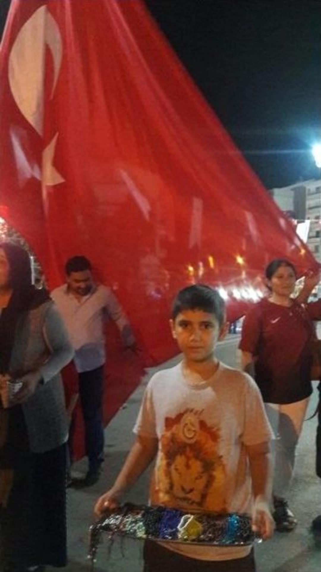 Sponsor Bulamayan Şampiyon, Demokrasi N&ouml;betlerinde Sattığı Tespihlerin Parasıyla Şampiyonaya Katılacak