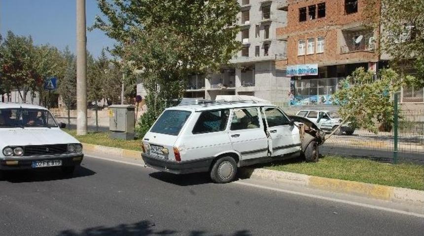 Minib&uuml;sle Otomobil &Ccedil;arpıştı