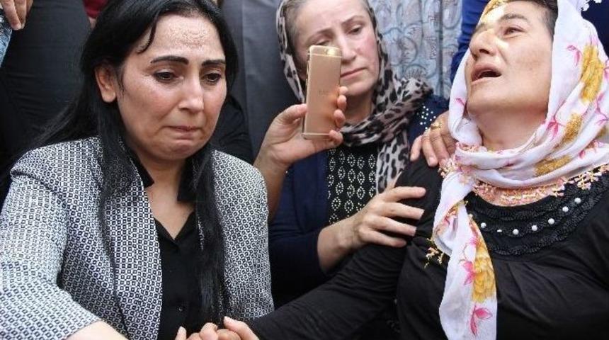 Hdp Eş Genel Başkanı Figen Y&uuml;ksekdağ, Patlamada &Ouml;lenlerin Yakınlarını Sakinleştirdi