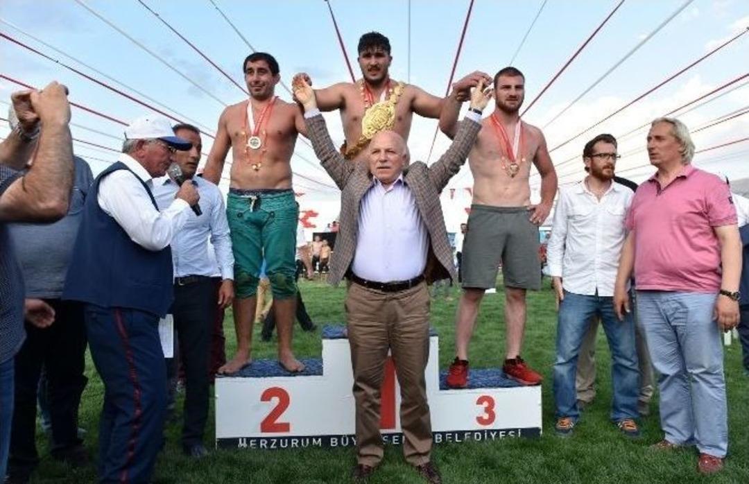 Başpehlivan Yaşarlı Altın Kemerin Sahibi Oldu