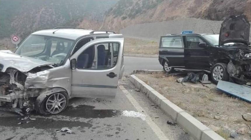 G&uuml;m&uuml;şhane&rsquo;de Trafik Kazası: 8 Yaralı