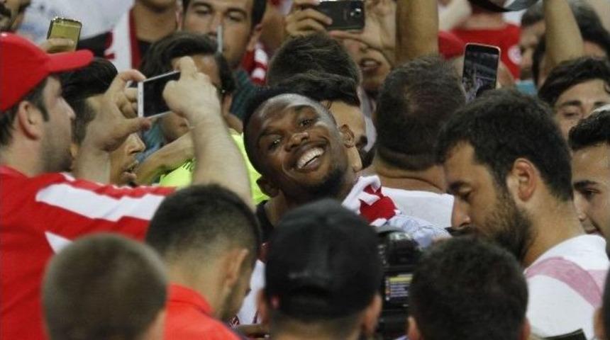 Eto&rsquo;o Ma&ccedil;ı Trib&uuml;nde Taraftarların Arasında İzledi