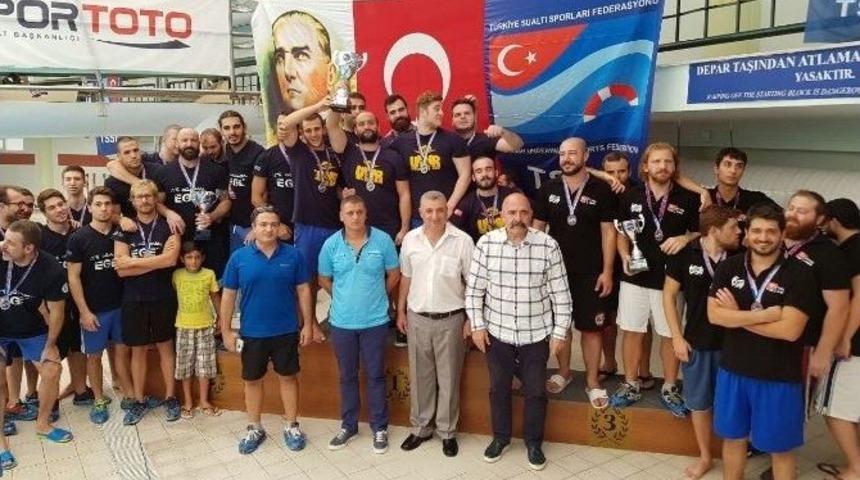 Kupayı Ege Sualtı Ragbisi Spor Kul&uuml;b&uuml; Kaldırdı