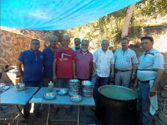 300 Yıllık Çınarın Altında Asırlık Keşkek Hayrı Yapıldı