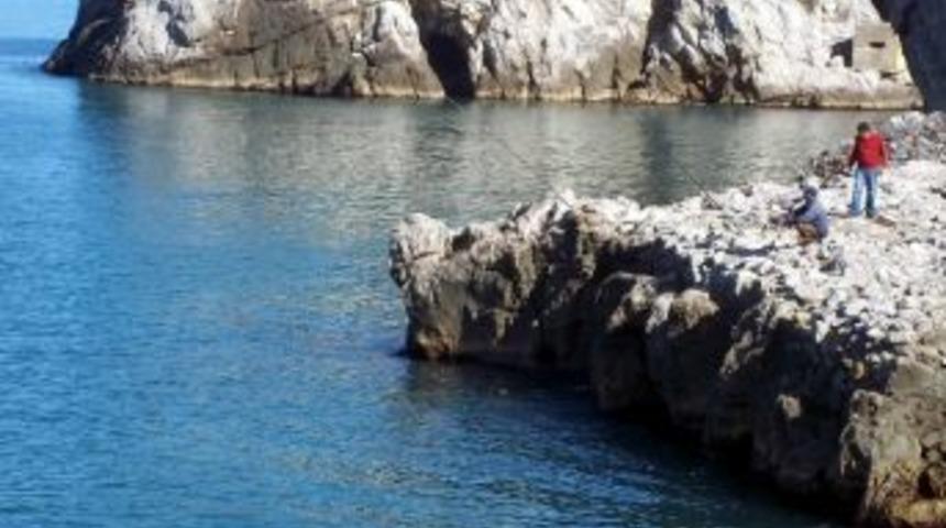 Amat&ouml;r Balık&ccedil;ılar Liman Arkasına Akın Etti