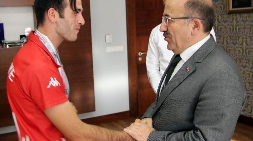 Başkan Gümrükçüoğlu Avrupa Şampiyonu Sporcuyu Ödüllendirdi