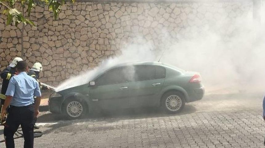 Park Halindeki Otomobil Alev Aldı