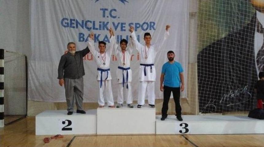 Karateciler Madalyalarla D&ouml;nd&uuml;