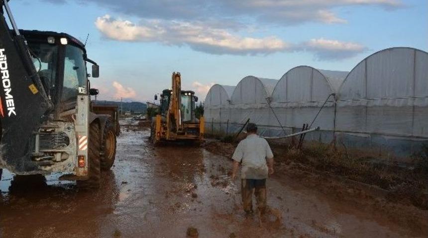 Elmalı&rsquo;da Sağanak Yağış Sele Neden Oldu