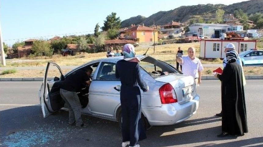 Osmancık&rsquo;ta Tır Otomobile &Ccedil;arptı: 2 Yaralı