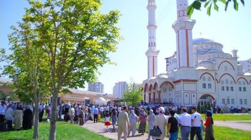 Kayseri&rsquo;den 204 Kişi Hacca Uğurlandı