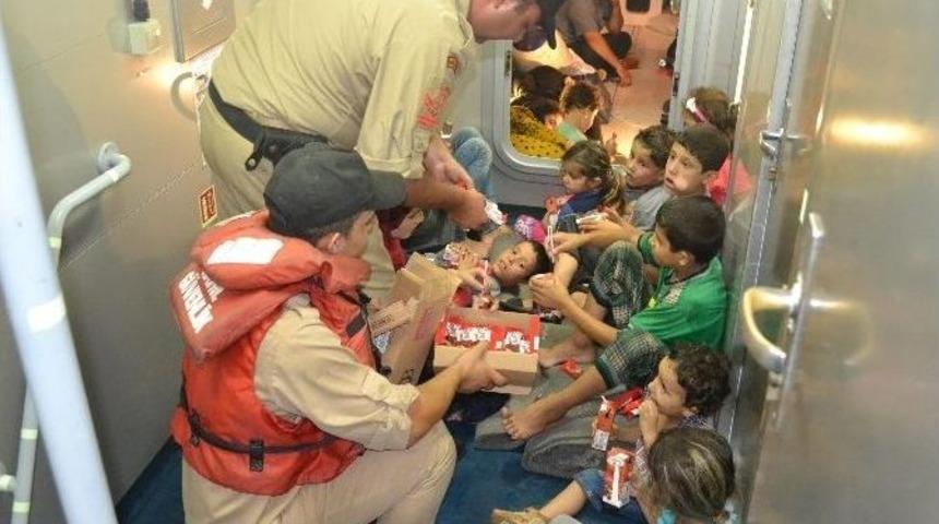 Denizin Ortasında Bozulan Teknede Mahsur Kalan 24 Suriyeli G&ouml;&ccedil;men Kurtarıldı